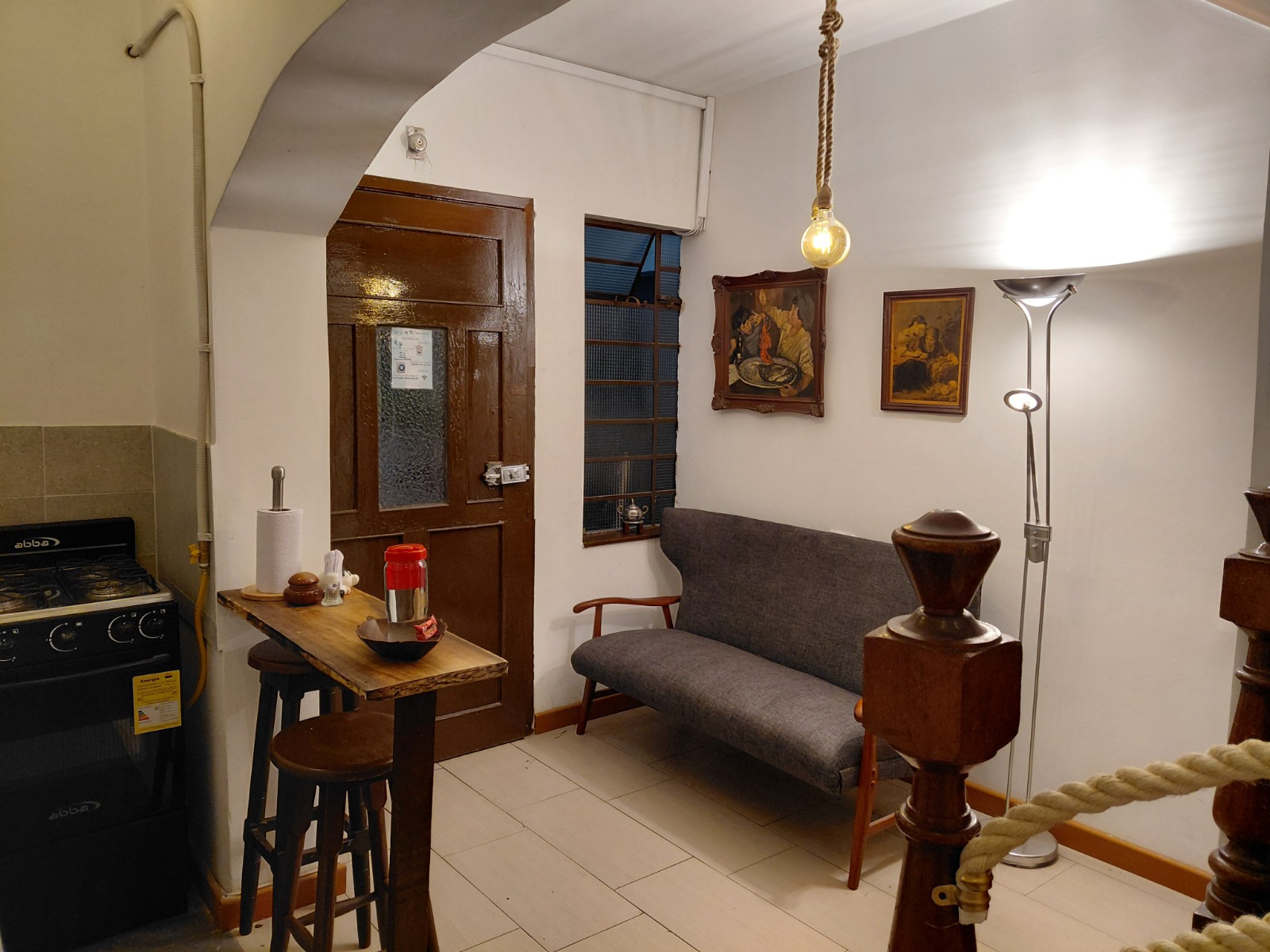 Sala y cocina del hospedaje en Bogotá