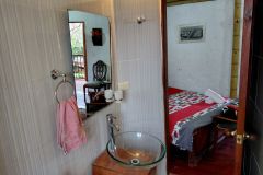 hospedaje-la-tierrita-villa-de-leyva-habitacion-parejas-bano-1