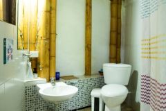 hospedaje-la-tierrita-villa-de-leyva-habitacion-familiar-bano