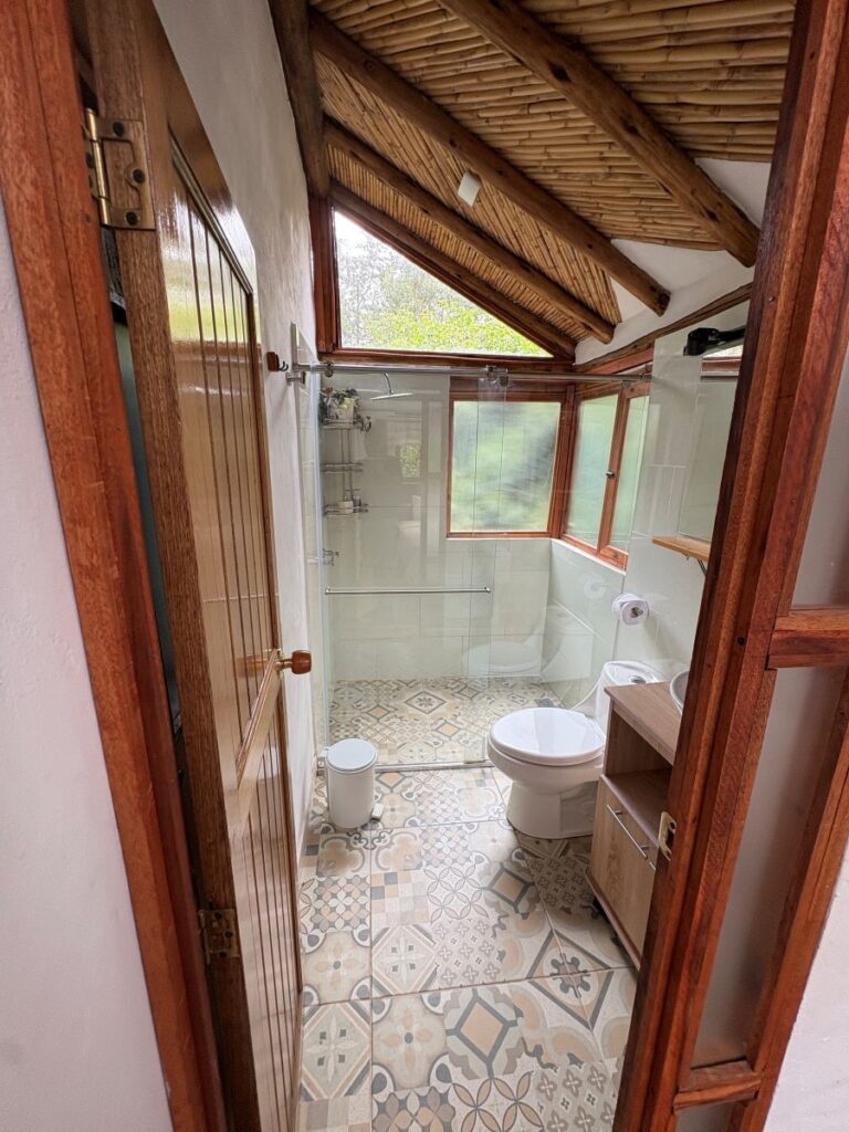 hospedaje-la-tierrita-villa-de-leyva-cabana-premium-parejas-bano